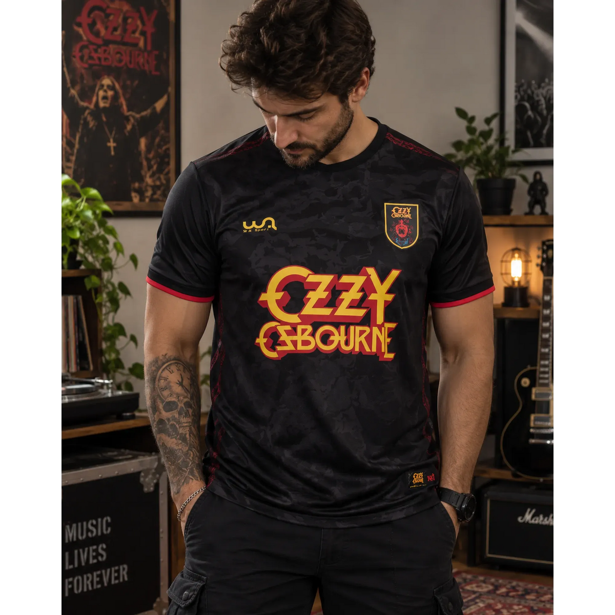 Maillot Ozzy Osbourne porté dans un intérieur rock | Ozzy Osbourne jersey worn in a rock interior