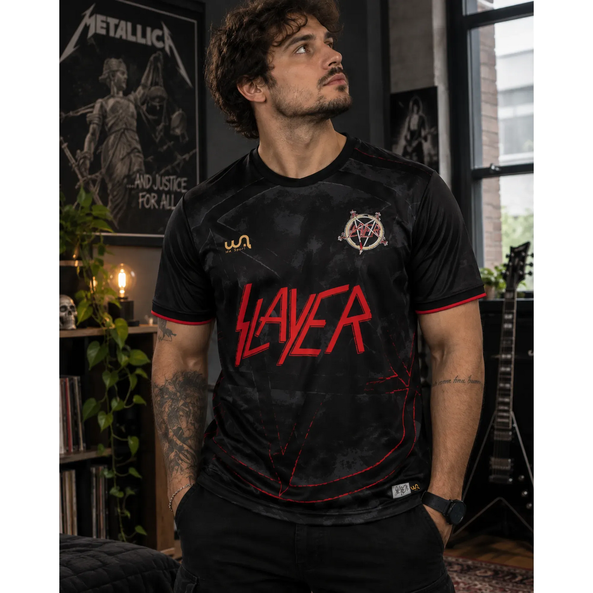 Maillot de football Slayer porté dans un intérieur rock | Slayer football shirt worn in a rock interior