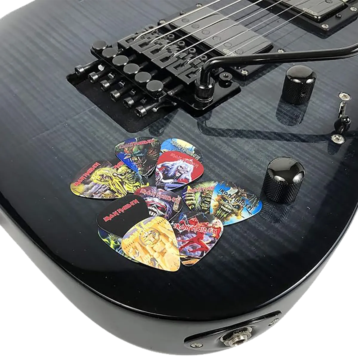 Set officiel de 12 médiators Iron Maiden présenté sur une guitare électrique | Official Iron Maiden 12-guitar pick set presented on an electric guitar