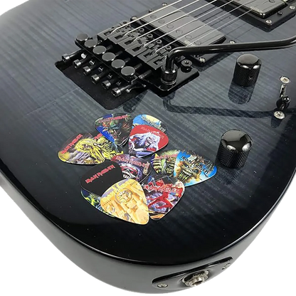 Set officiel de 12 médiators Iron Maiden présenté sur une guitare électrique | Official Iron Maiden 12-guitar pick set presented on an electric guitar