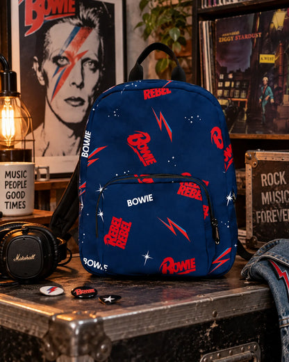 Mini sac à dos David Bowie Rebel Rebel bleu avec logos rouges, éclairs et étoiles en décor urbain | David Bowie Rebel Rebel blue mini backpack with red logos, lightning bolts and stars in an urban setting