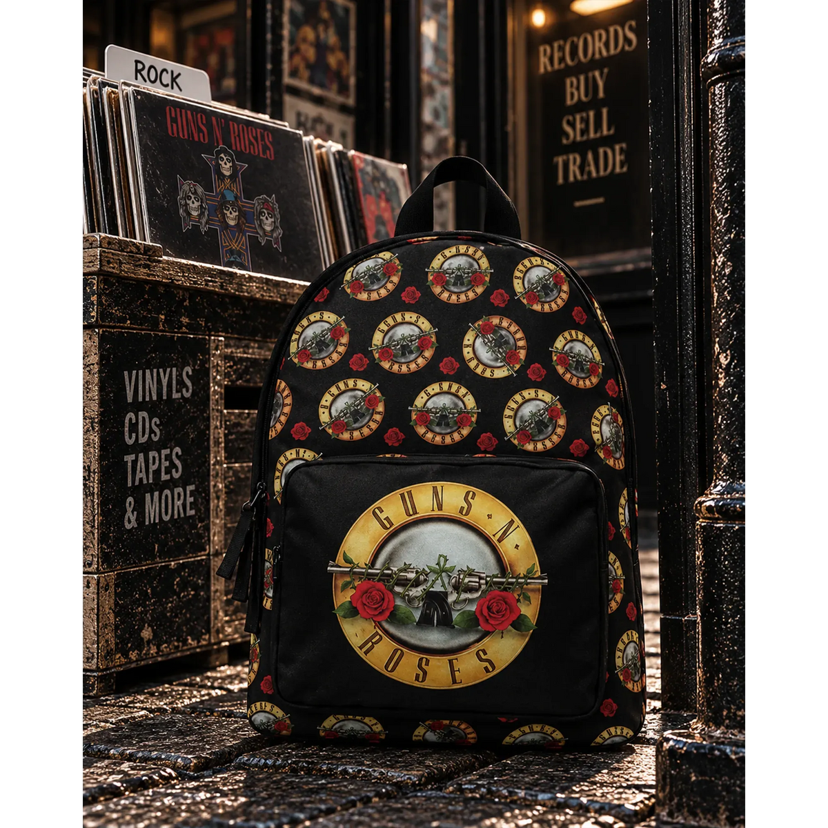 Mini sac à dos Guns N' Roses noir à motifs logos et roses rouges en décor rock | Guns N' Roses black mini backpack with logo and red rose pattern in a rock setting