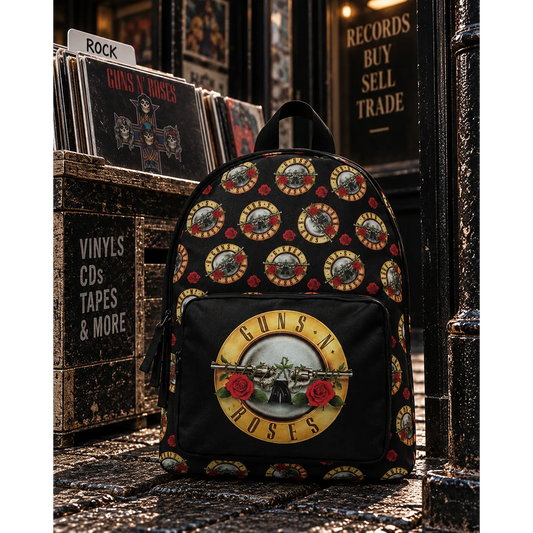 Mini sac à dos Guns N' Roses noir à motifs logos et roses rouges en décor rock | Guns N' Roses black mini backpack with logo and red rose pattern in a rock setting