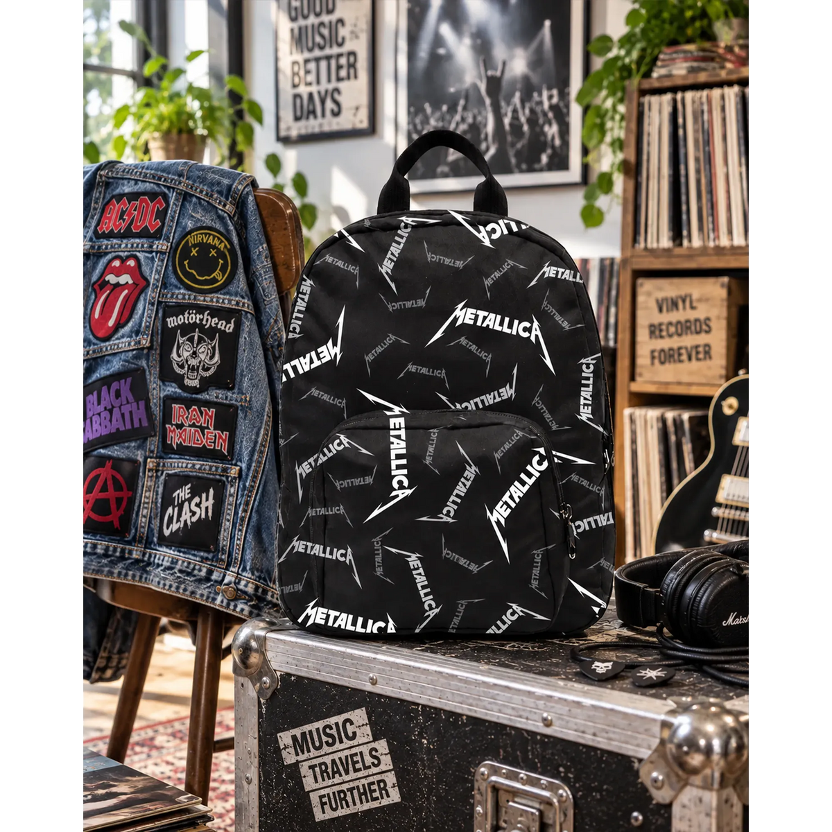 Mini sac à dos Metallica noir à motifs logos blancs et gris en décor rock | Metallica black mini backpack with white and grey logo pattern in a rock setting