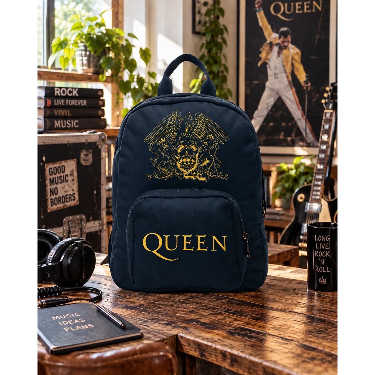 Mini sac à dos Queen bleu marine avec crest et logo dorés en décor urbain | Queen navy blue mini backpack with gold crest and logo in an urban setting