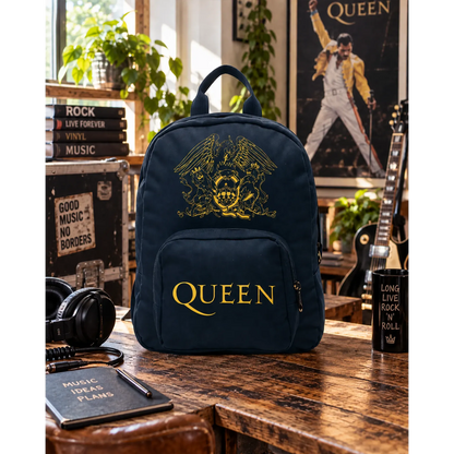 Mini sac à dos Queen bleu marine avec crest et logo dorés en décor urbain | Queen navy blue mini backpack with gold crest and logo in an urban setting