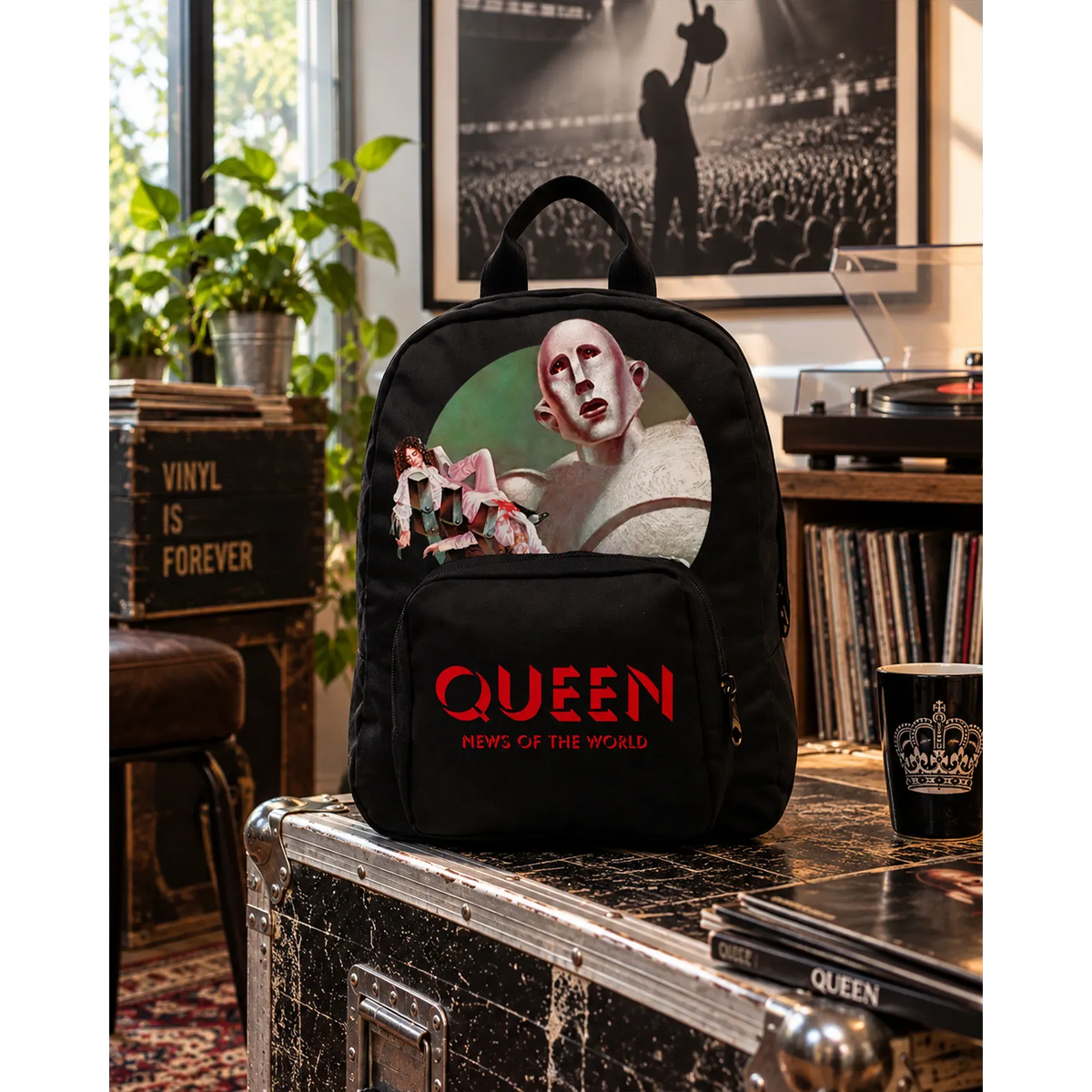 Mini sac à dos Queen News of the World noir avec robot et logo rouge en décor rock | Queen News of the World black mini backpack with robot artwork and red logo in a rock setting
