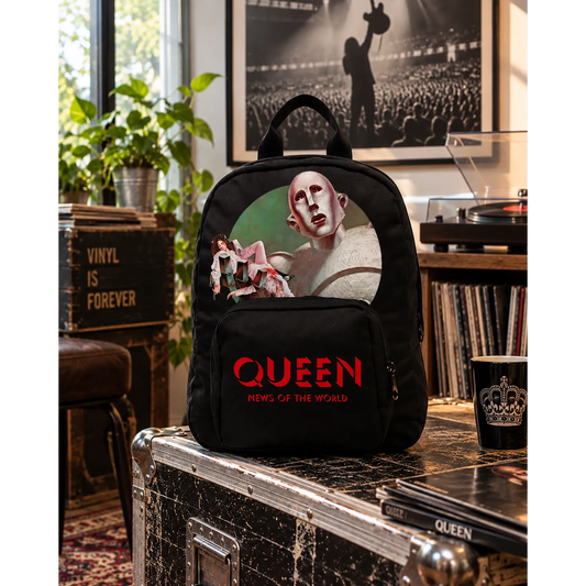 Mini sac à dos Queen News of the World noir avec robot et logo rouge en décor rock | Queen News of the World black mini backpack with robot artwork and red logo in a rock setting