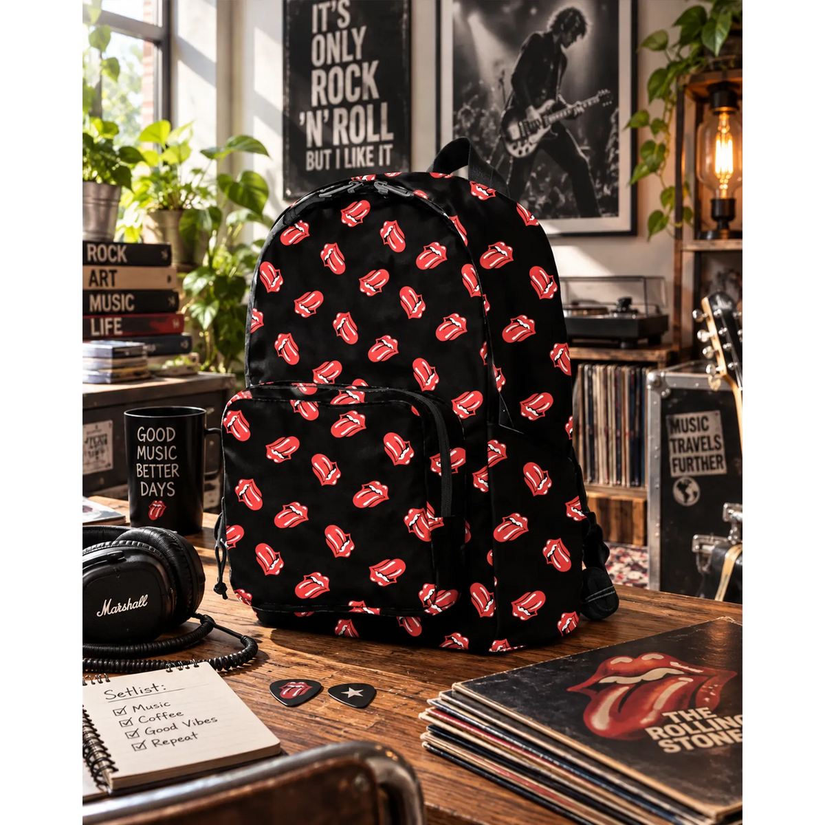 Mini sac à dos The Rolling Stones noir à motifs langue rouge en décor rock | The Rolling Stones black mini backpack with red tongue pattern in a rock setting