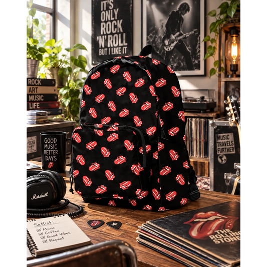 Mini sac à dos The Rolling Stones noir à motifs langue rouge en décor rock | The Rolling Stones black mini backpack with red tongue pattern in a rock setting