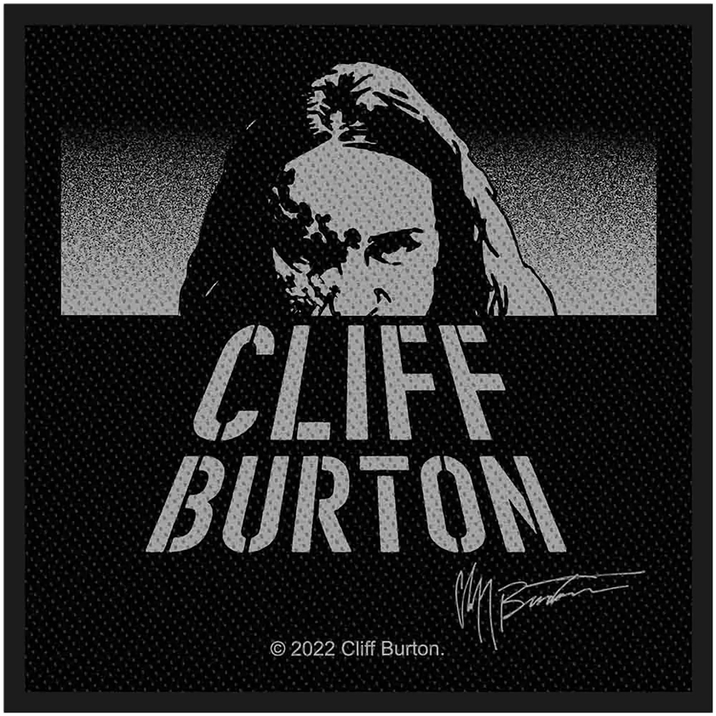 Patch à coudre officiel Metallica Cliff Burton 10 × 10 cm avec portrait du bassiste légendaire et sa signature | Official Metallica Cliff Burton 10 × 10 cm sew-on patch featuring the legendary bassist's portrait and signature