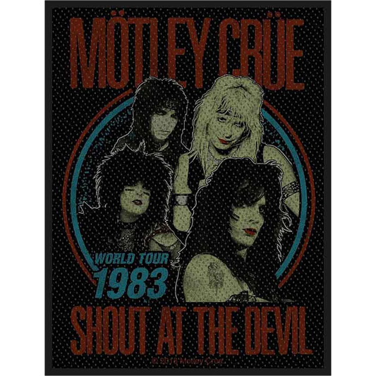 Patch à coudre officiel Mötley Crüe World Tour 1983 « Shout at the Devil » 7,5 × 10 cm avec portrait des membres du groupe | Official Mötley Crüe World Tour 1983 "Shout at the Devil" 7.5 × 10 cm sew-on patch featuring portraits of the band members