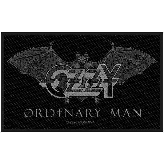 Patch à coudre officiel Ozzy Osbourne Ordinary Man avec logo et chauve-souris - 10 × 6 cm | Official Ozzy Osbourne Ordinary Man sew-on patch featuring logo and bat - 10 × 6 cm