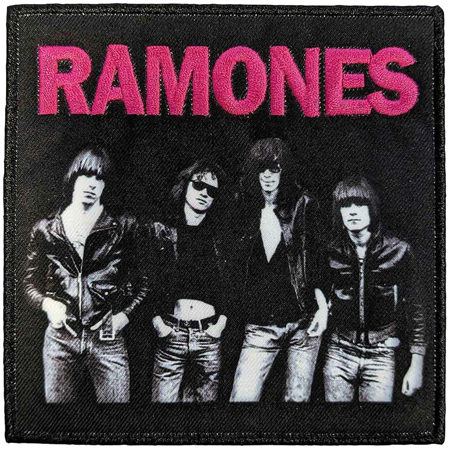 Patch officiel Ramones avec photo du groupe noir et blanc et logo magenta 10 × 10 cm | Official Ramones patch with black and white band photo and magenta logo 10 × 10 cm