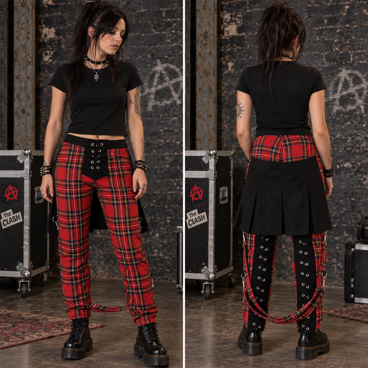Pantalon punk tartan rouge avec jupe noire et lanières arrière – vues face et dos | Red tartan punk trousers with black back skirt and rear straps – front and back views