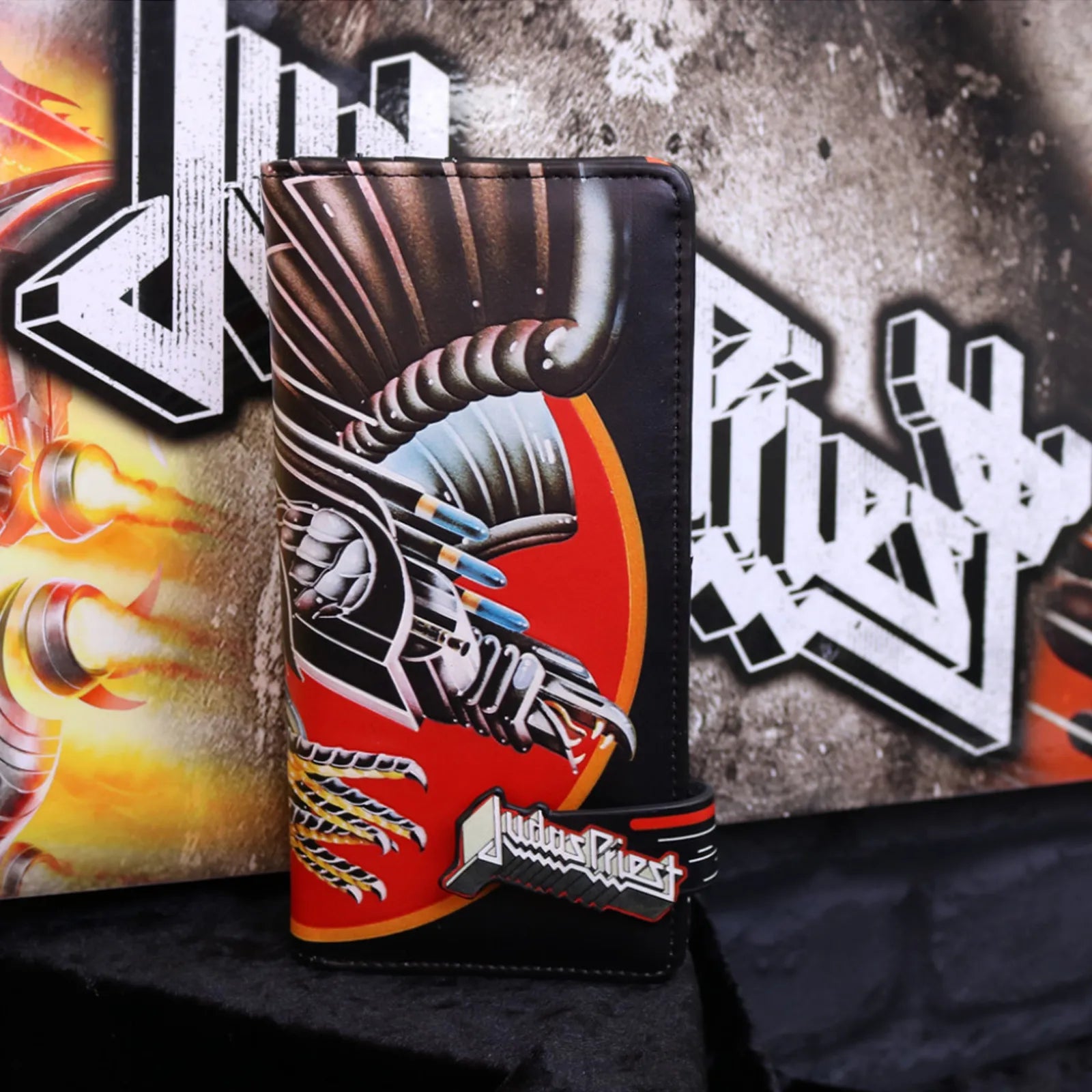 Porte-monnaie Judas Priest Screaming for Vengeance en situation, devant le logo du groupe