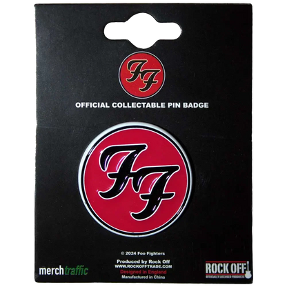 Pin's officiel Foo Fighters présenté sur carte Rock Off - badge rouge et noir sous licence 2024