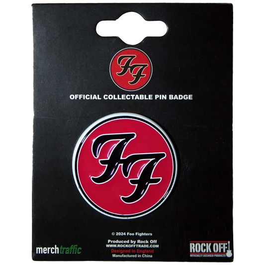 Pin's officiel Foo Fighters présenté sur carte Rock Off - badge rouge et noir sous licence 2024