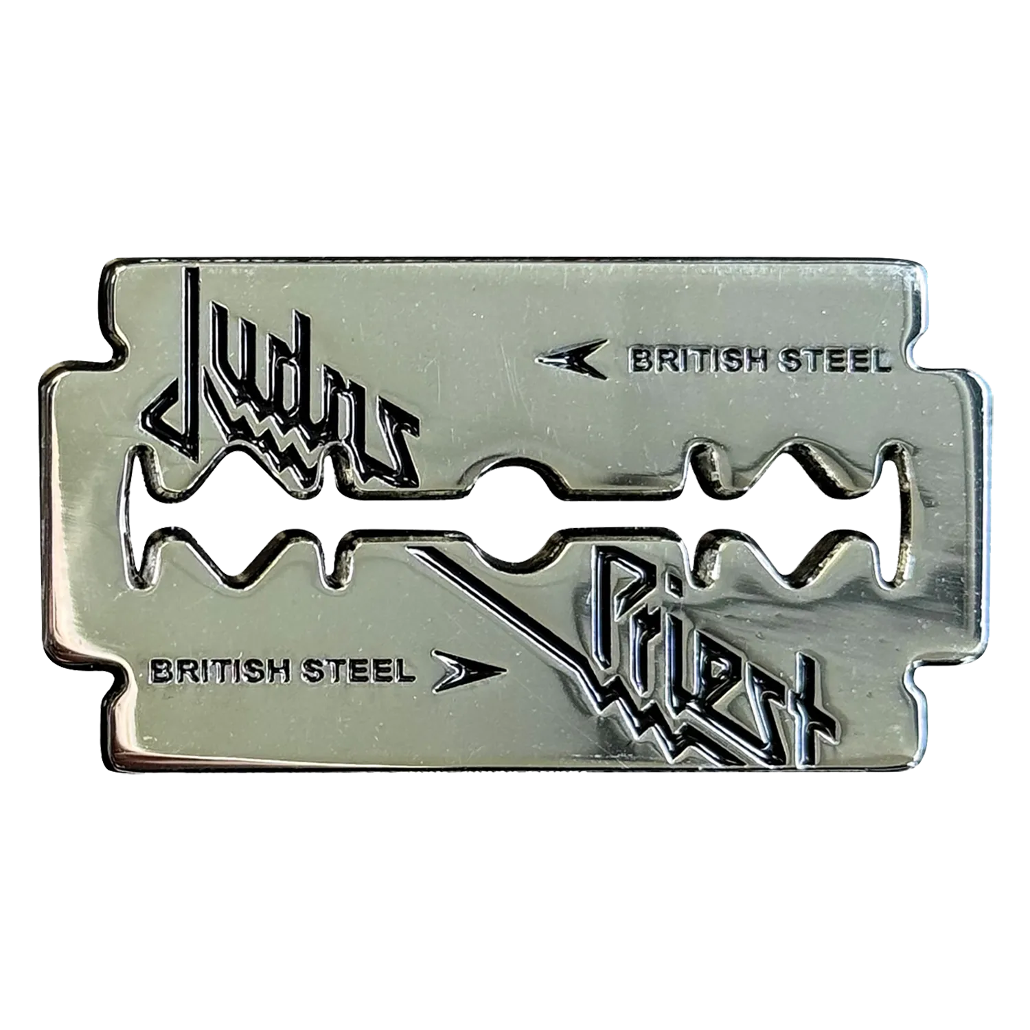 Pin's officiel Judas Priest British Steel en forme de lame de rasoir argentée | Official Judas Priest British Steel razor blade silver pin badge
