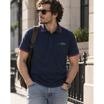 Polo Pink Floyd Dark Side of the Moon porté en extérieur | Pink Floyd Dark Side of the Moon polo shirt worn outdoors