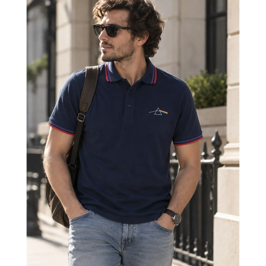 Polo Pink Floyd Dark Side of the Moon porté en extérieur | Pink Floyd Dark Side of the Moon polo shirt worn outdoors