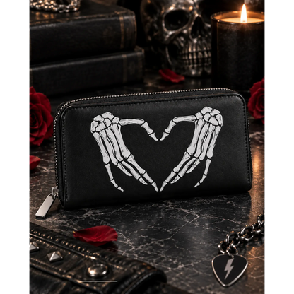 Portefeuille Banned Alternative Darkest Love présenté en situation | Banned Alternative Darkest Love wallet shown in a lifestyle setting