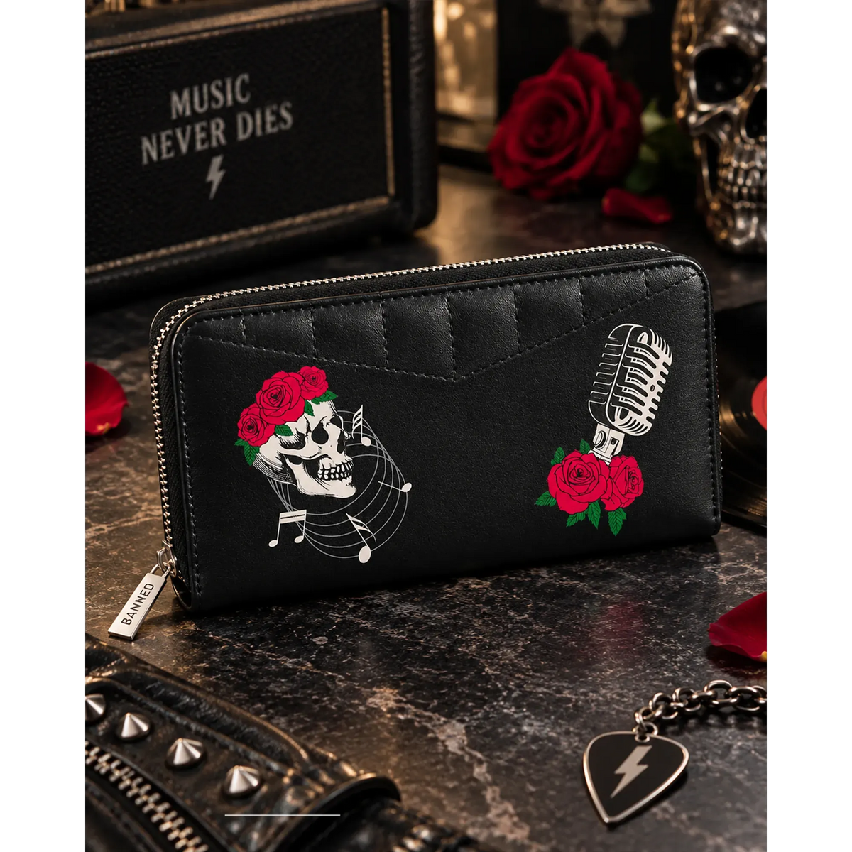 Portefeuille Banned Alternative Nashville présenté en situation | Banned Alternative Nashville wallet shown in a lifestyle setting