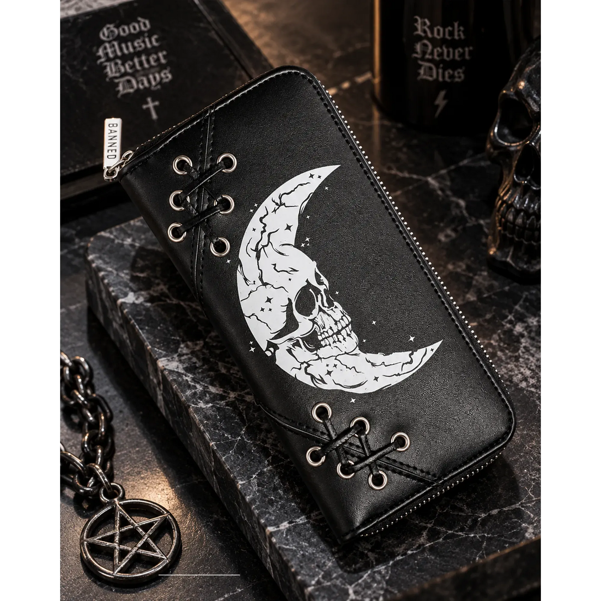 Portefeuille Banned Alternative Skull Moon présenté en situation | Banned Alternative Skull Moon wallet shown in a lifestyle setting