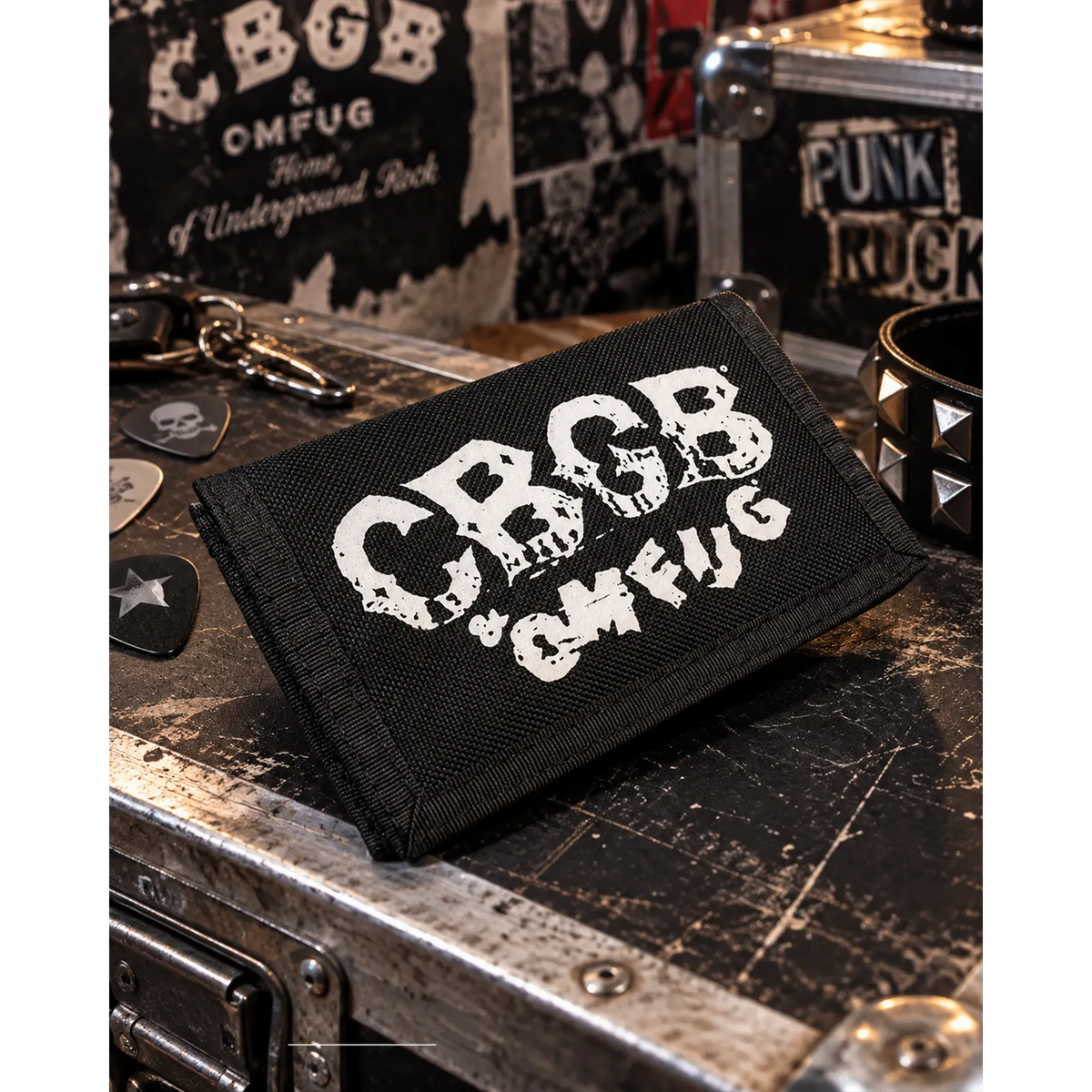Portefeuille CBGB présenté en situation | CBGB wallet shown in a lifestyle setting