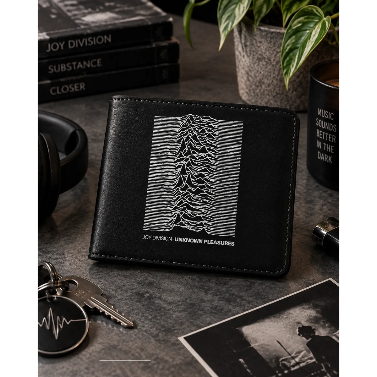 Portefeuille Joy Division Unknown Pleasures Rocksax présenté en situation | Joy Division Unknown Pleasures Rocksax wallet shown in a lifestyle setting