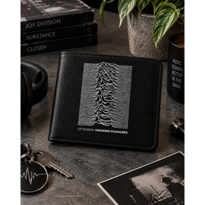 Portefeuille Joy Division Unknown Pleasures Rocksax présenté en situation | Joy Division Unknown Pleasures Rocksax wallet shown in a lifestyle setting