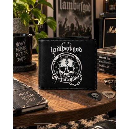 Portefeuille Lamb of God Memento Mori Rocksax Lamb of God Memento Mori Rocksax présenté en situation | Lamb of God Memento Mori Rocksax wallet shown in a lifestyle setting