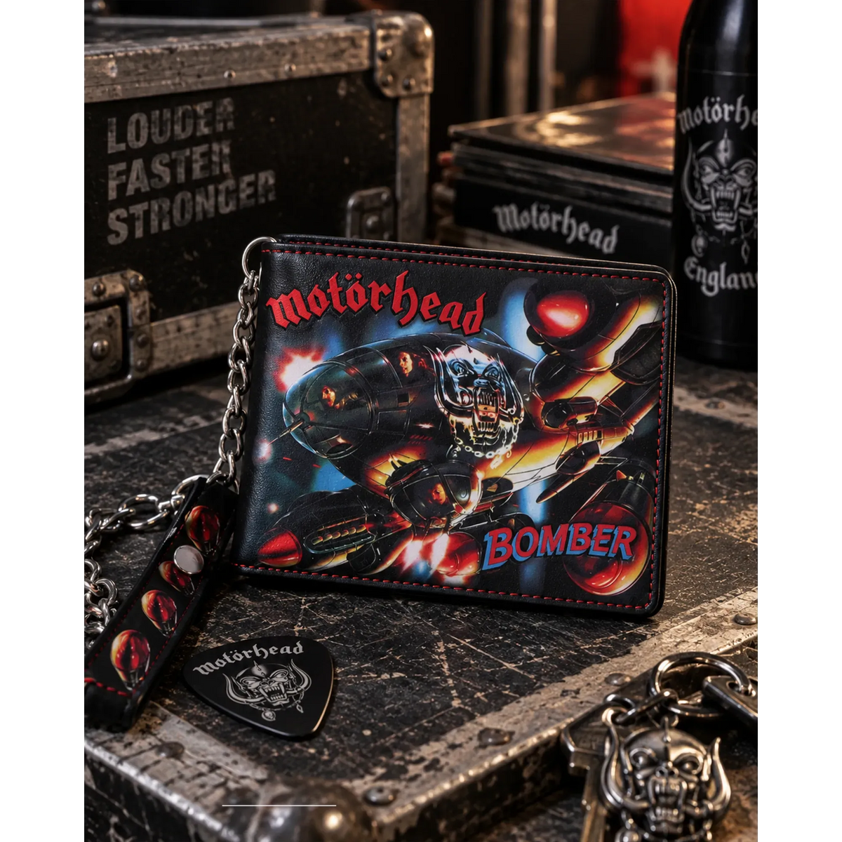 Portefeuille Motorhead Bomber avec chaine présenté en situation | Motorhead Bomber wallet with chain shown in a lifestyle setting
