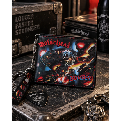 Portefeuille Motorhead Bomber avec chaine présenté en situation | Motorhead Bomber wallet with chain shown in a lifestyle setting