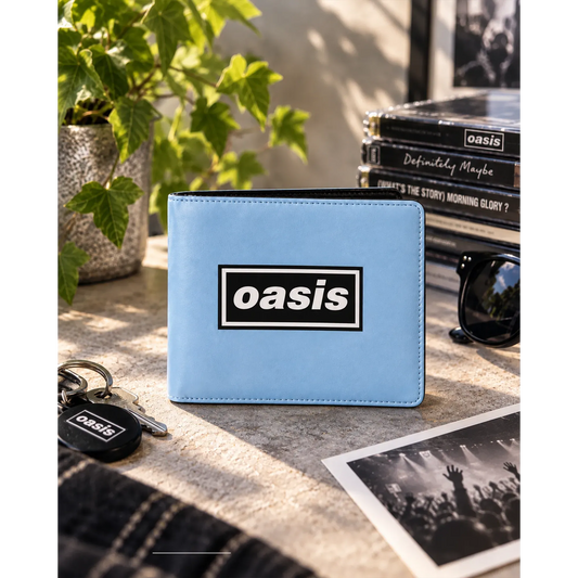 Portefeuille Oasis Logo bleu Rocksax présenté en situation | Oasis Logo blue Rocksax wallet shown in a lifestyle setting