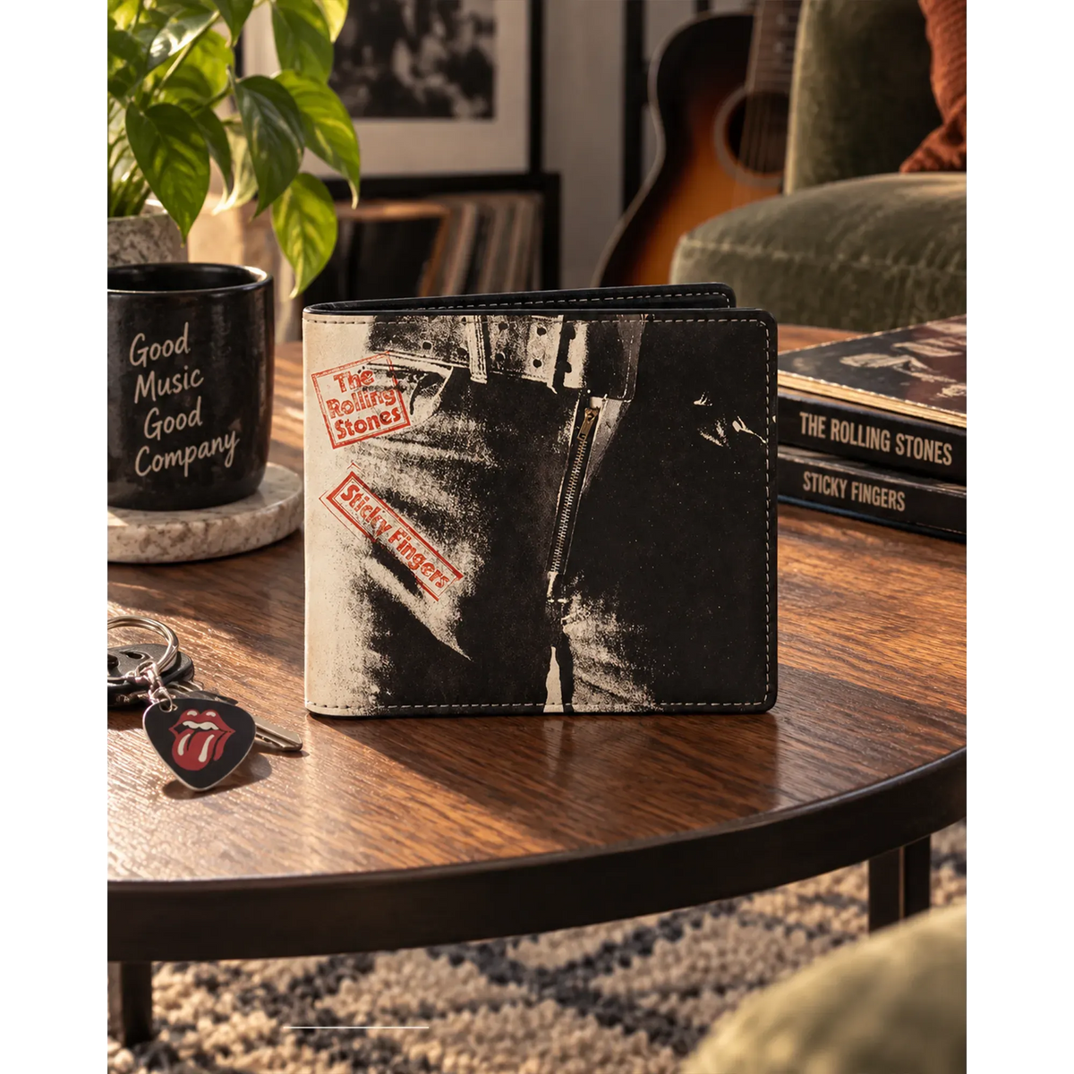 Portefeuille Rolling Stones Sticky fingers Rocksax présenté en situation | Rolling Stones Sticky fingers Rocksax wallet shown in a lifestyle setting