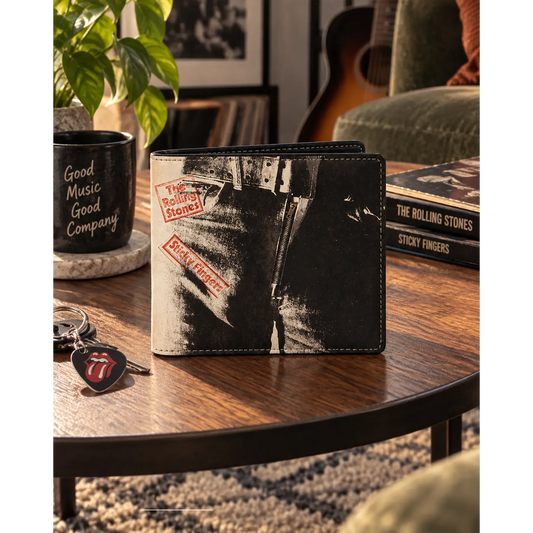 Portefeuille Rolling Stones Sticky fingers Rocksax présenté en situation | Rolling Stones Sticky fingers Rocksax wallet shown in a lifestyle setting