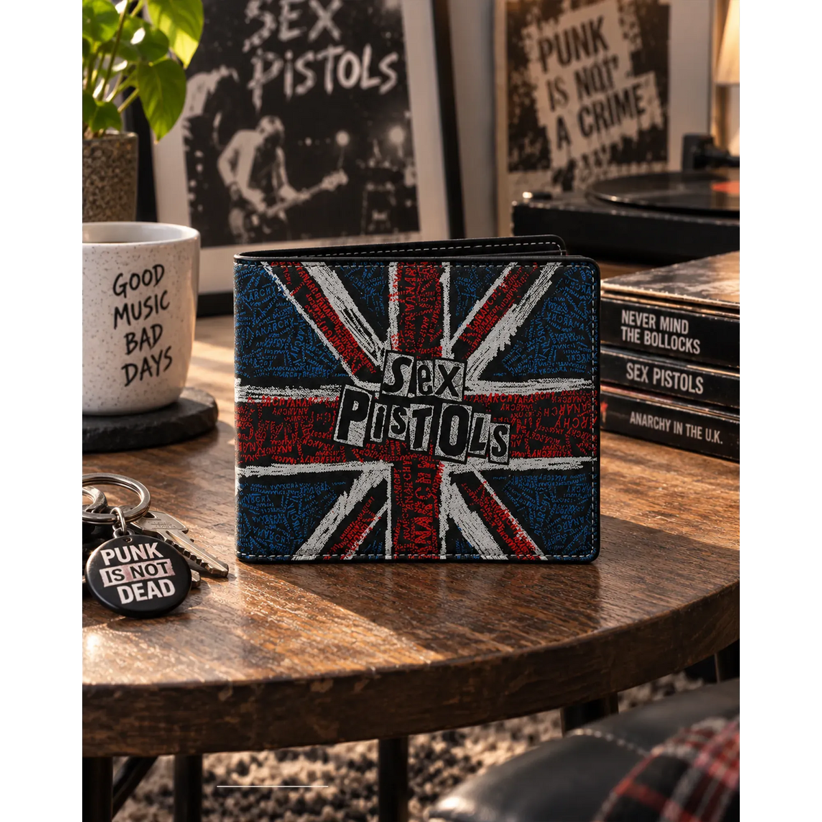 Portefeuille Sex Pistols Union Jack Rocksax présenté en situation | Sex Pistols Union Jack Rocksax wallet shown in a lifestyle setting