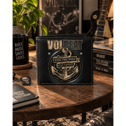 Portefeuille Volbeat Seal the Deal & Let’s Boogie Rocksax présenté en situation | Volbeat Seal the Deal & Let’s Boogie Rocksax wallet shown in a lifestyle setting