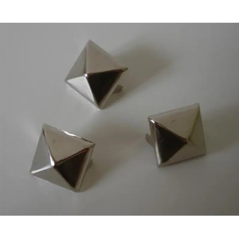 set of 3 pyramide spikes 