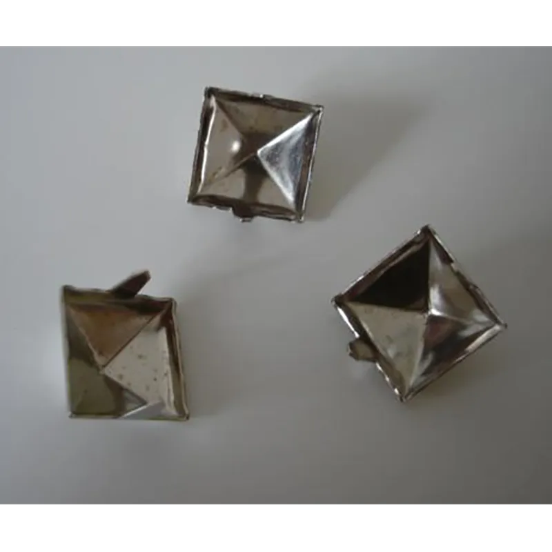 set of 3 pyramide spikes (back)