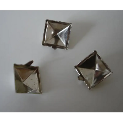set of 3 pyramide spikes (back)
