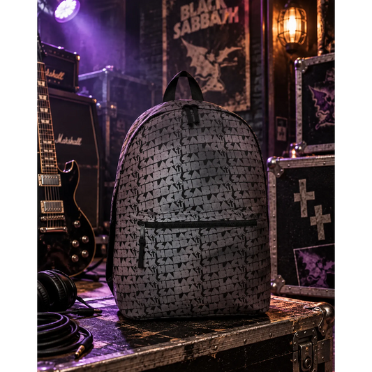 Sac à dos Black Sabbath gris et noir à motif répétitif en décor rock | Grey and black Black Sabbath backpack with repeating pattern in a rock setting