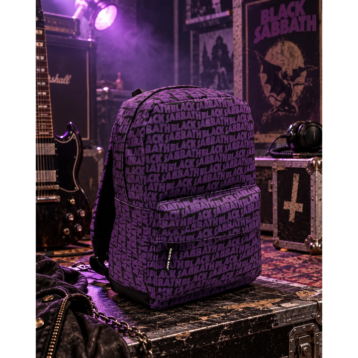 Sac à dos Black Sabbath violet et noir à motif répétitif en décor rock | Purple and black Black Sabbath backpack with repeating pattern in a rock setting