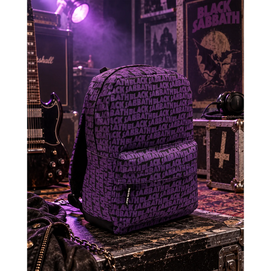 Sac à dos Black Sabbath violet et noir à motif répétitif en décor rock | Purple and black Black Sabbath backpack with repeating pattern in a rock setting