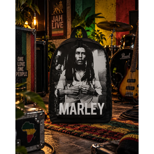 Sac à dos Bob Marley noir avec grand portrait en noir et blanc en décor reggae | Black Bob Marley backpack with large black and white portrait in a reggae setting