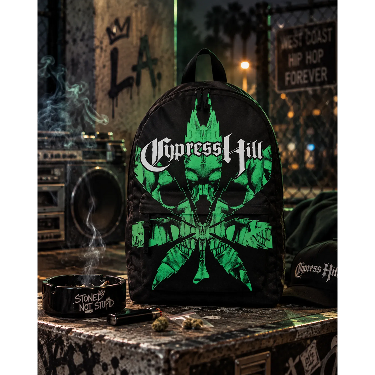 Sac à dos Cypress Hill noir avec motif vert et logo blanc en décor hip-hop | Black Cypress Hill backpack with green artwork and white logo in a hip-hop setting