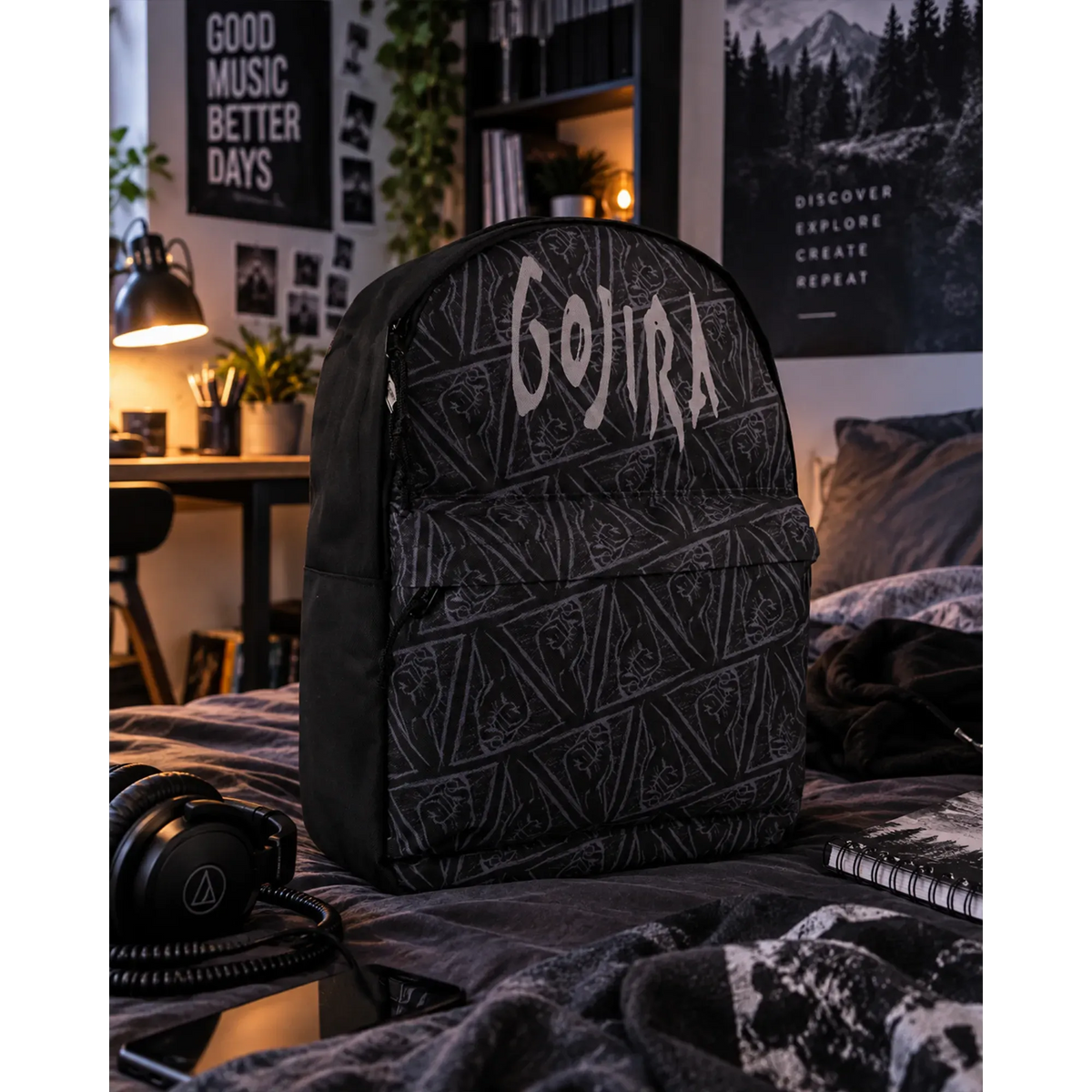 Sac à dos Gojira noir à motifs gris avec logo du groupe en décor chambre rock | Black Gojira backpack with grey patterns and band logo in a rock bedroom setting