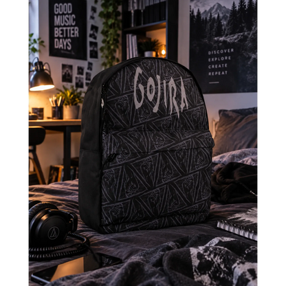 Sac à dos Gojira noir à motifs gris avec logo du groupe en décor chambre rock | Black Gojira backpack with grey patterns and band logo in a rock bedroom setting