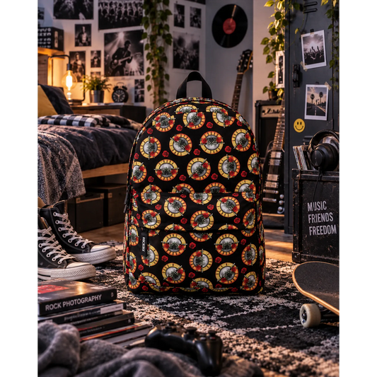 Sac à dos Guns N' Roses noir à motif répétitif logo et roses en décor chambre rock | Black Guns N' Roses backpack with repeating logo and roses pattern in a rock bedroom setting
